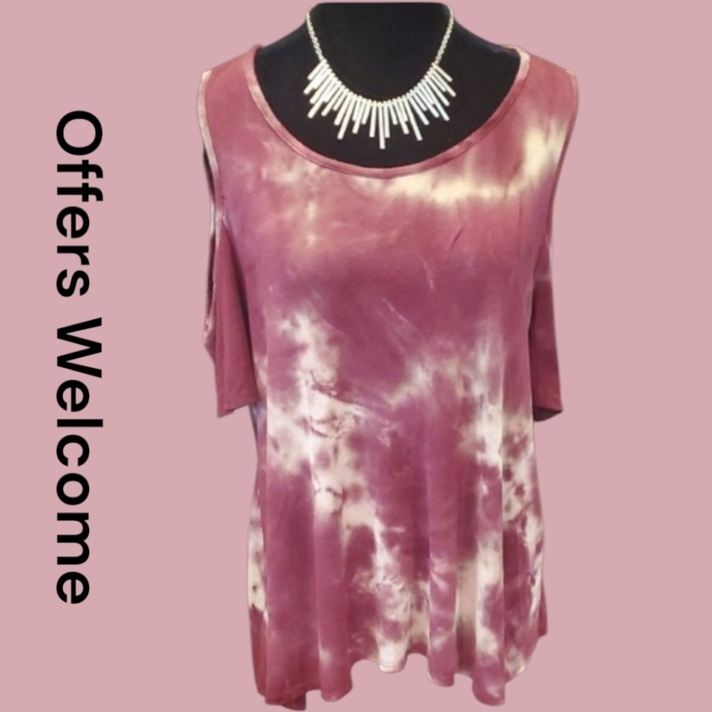 2/$25 Maroon Tie Dye Boho Top with Cut Out Shoulder Details. Size Medium.
